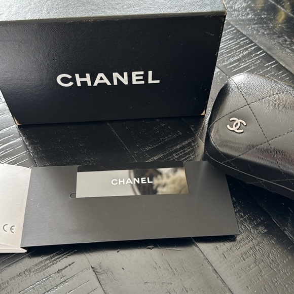 Chanel Black Collection Bouton
5193-b C.501/3c 56 Sunglasses 5"L
× 5"Wx 2"H - Picture 8 of 12